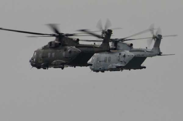 06 January 2021 - 15-00-53
And then they separate.
-------------------------
Royal Navy Merlin helicopters ZJ118 & ZJ132
